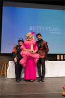 Betty+Pearl%2c+alias+Herbert+Oberhofer%2c+wird+als+Person+mit+herausragendem+Engagement+geehrt.